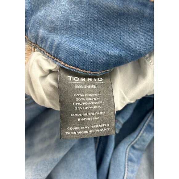 Torrid Jeans Womens 12 Light Blue Wash Crop Jegging Super Soft Distressed Torn - Picture 10 of 12